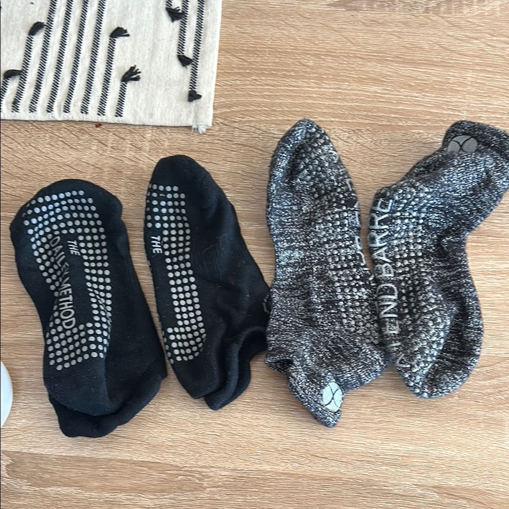 Barre yoga sticky socks Dailey method Xtend Barre